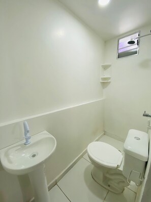 Serviettes fournies, savon, papier toilette