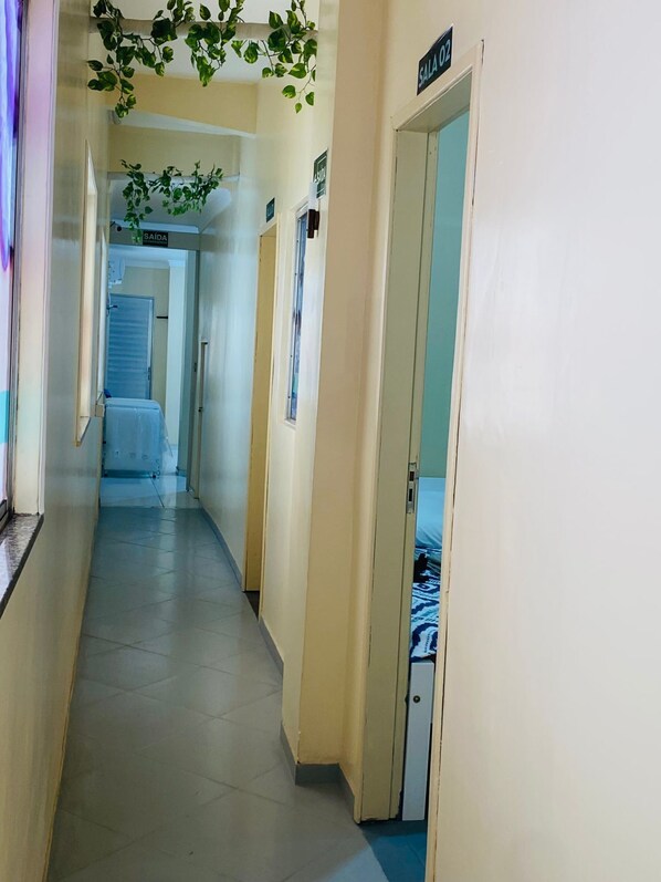 A hallway with doors labeled "SALA 02" and "SAÍDA".