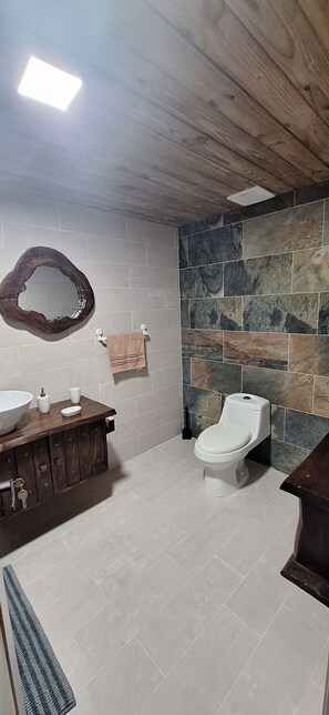 Shower, hair dryer, bidet, towels - ​Villa Janet: Un Hogar Familiar Único y Acogedor. (Constanza)