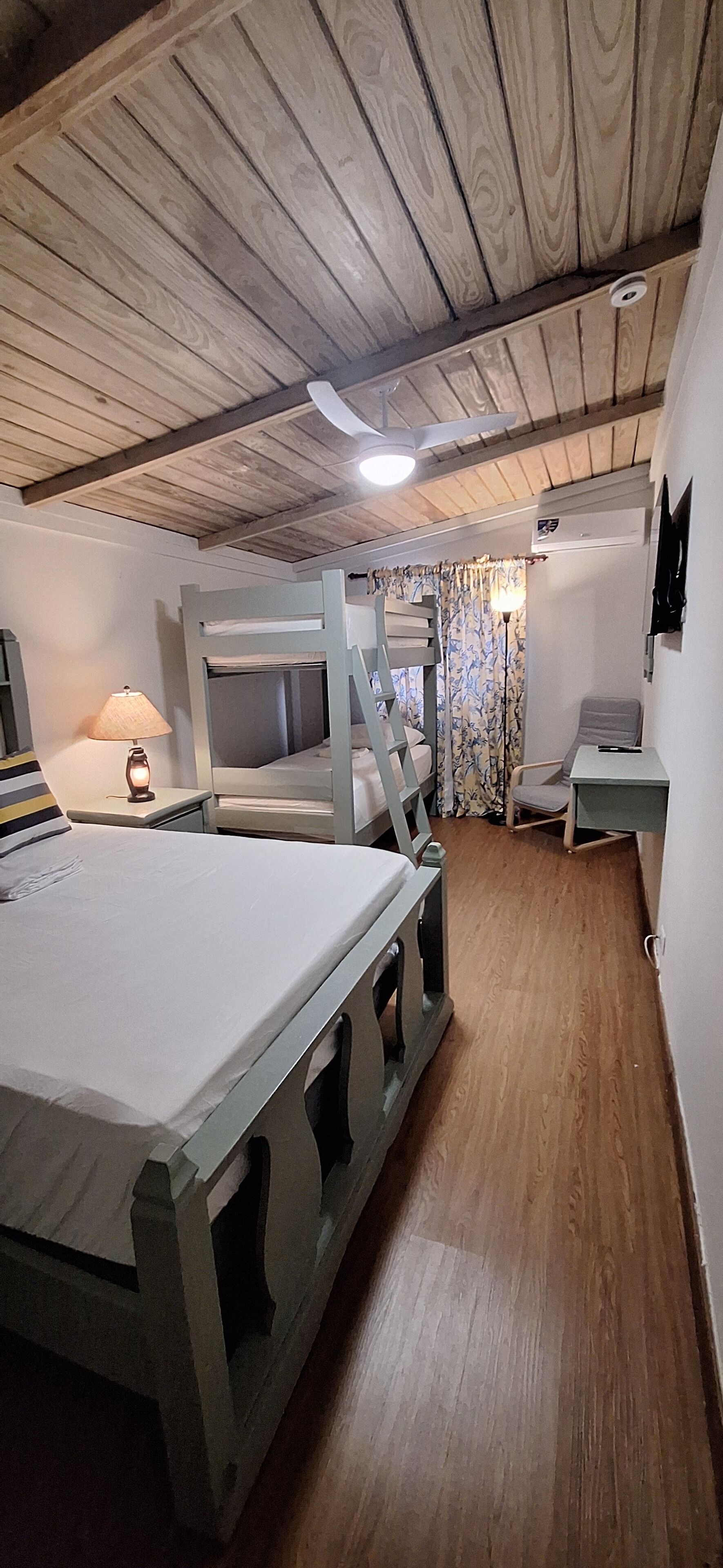 3 bedrooms, iron/ironing board, Internet, bed sheets