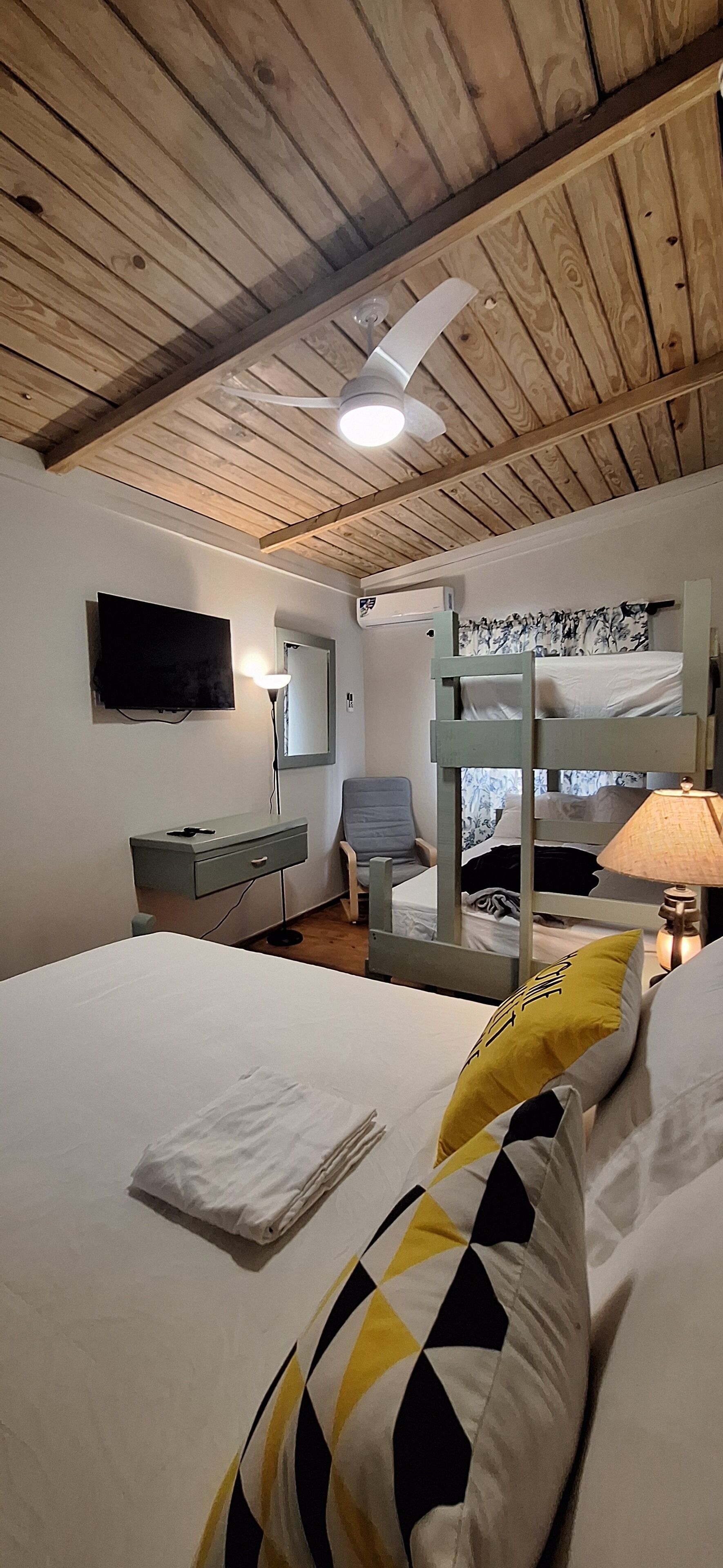 3 habitaciones, tabla de planchar con plancha, internet y ropa de cama 