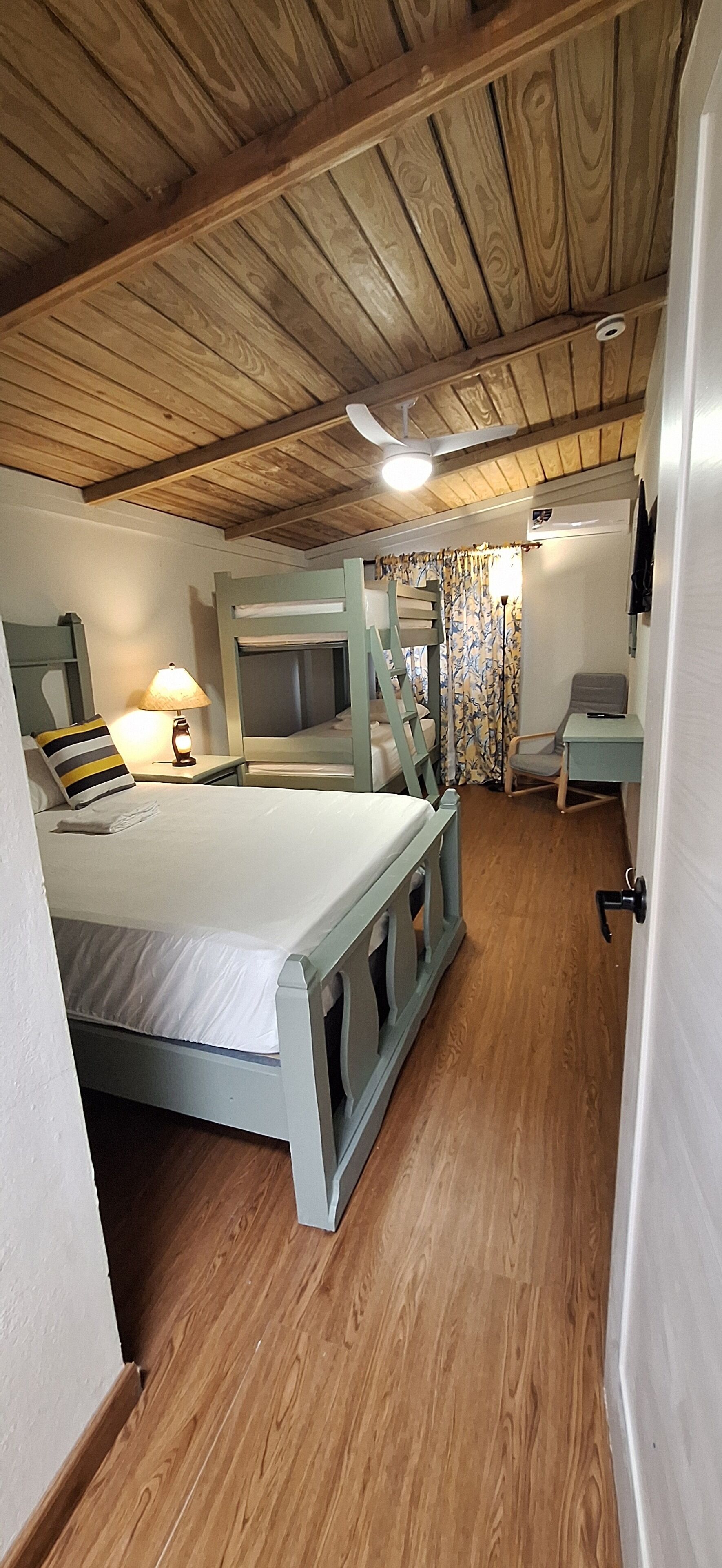 3 bedrooms, iron/ironing board, internet, bed sheets