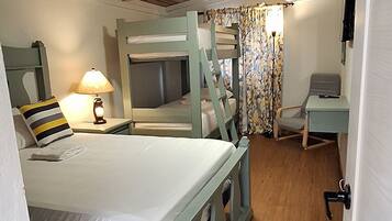 3 bedrooms, iron/ironing board, internet, bed sheets