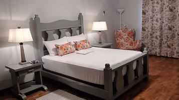 3 bedrooms, iron/ironing board, internet, bed sheets