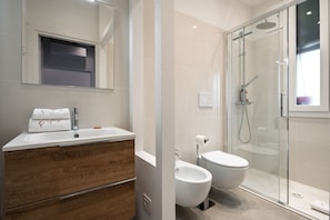 Bruser, hårtørrer, bidet, håndklæder