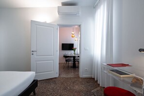 1 Schlafzimmer, Schreibtisch, Bügeleisen/Bügelbrett, Reisekinderbett