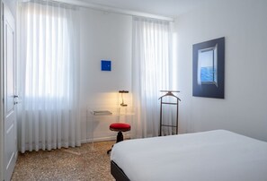 1 sovrum, skrivbord, strykjärn/strykbräda och resesäng