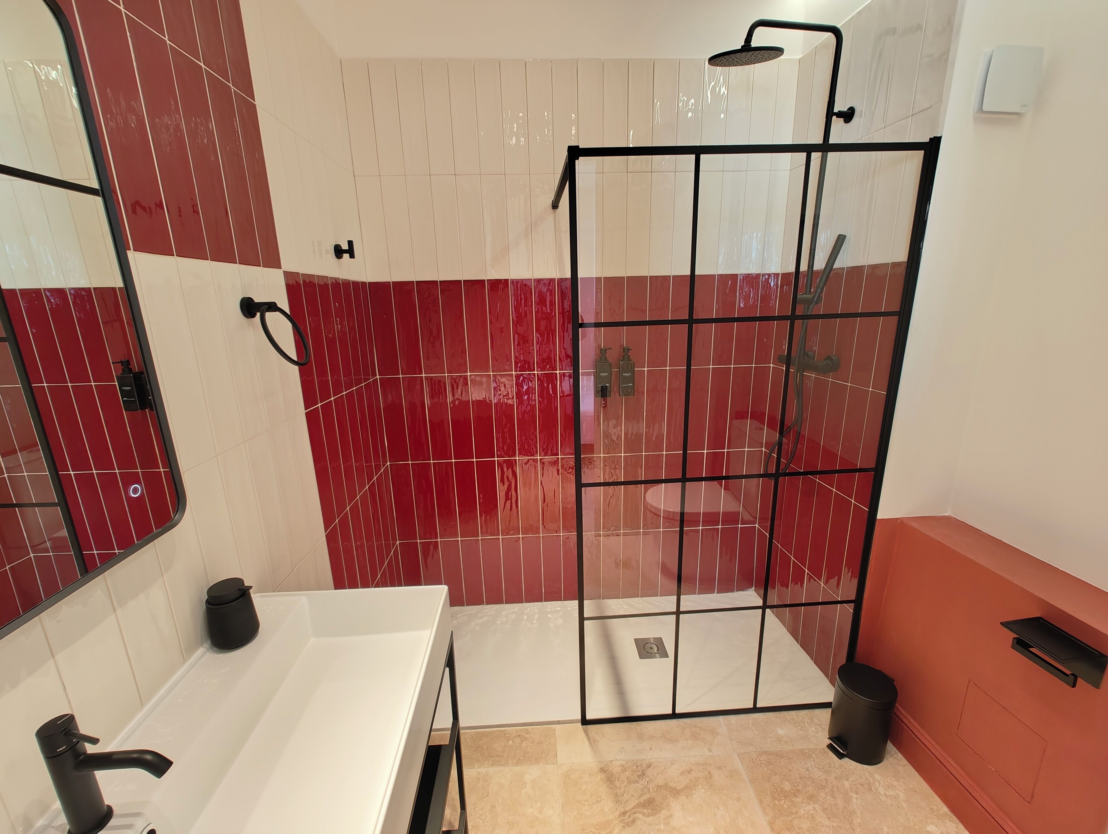 Une salle de bain avec une douche, un lavabo et des toilettes.
