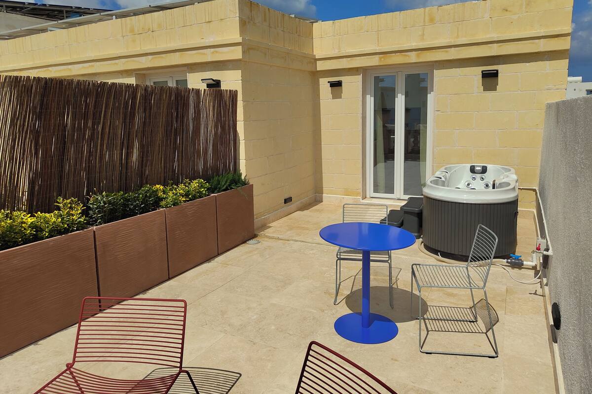 Deluxe Suite, City View | Terrace/patio