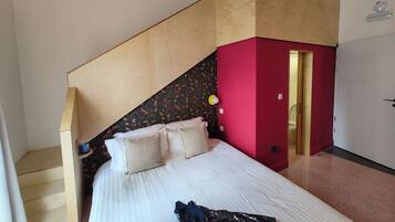 Familienzimmer, Balkon, Stadtblick | Schallisolierte Zimmer, Bügeleisen/Bügelbrett, kostenloses WLAN