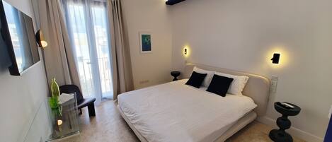 Deluxe Suite, City View | Soundproofing, iron/ironing board, free WiFi, bed sheets
