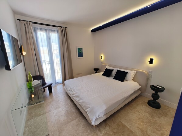Deluxe Suite, City View | Soundproofing, iron/ironing board, free WiFi, bed sheets