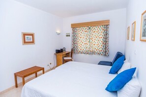 1 غرفة نوم ومكواة/لوح كي وملاءات أسرّة