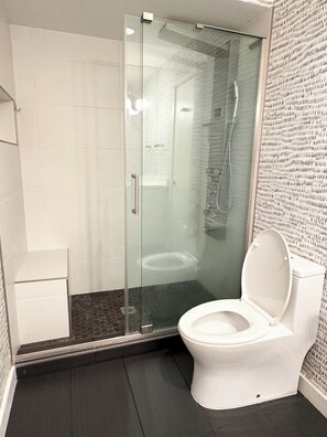 Haartrockner, Handtücher, Seife, Toilettenpapier