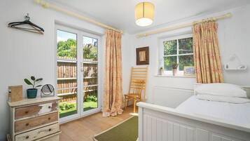 4 bedrooms, iron/ironing board, WiFi, bed sheets