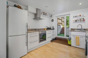 ميكروويف، فرن، موقد طهي مسطح، غسالة أطباق