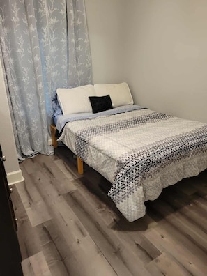 Vauvan matkasänky, Wi-Fi, vuodevaatteet