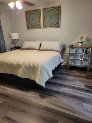 سرير سفر وواي فاي وملاءات أسرّة