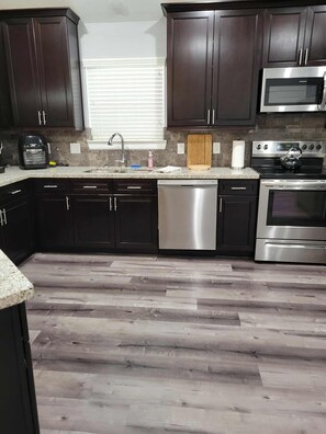 Jääkaappi, mikroaaltouuni, liesi, astianpesukone