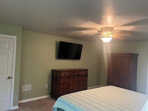 3 bedrooms, desk, iron/ironing board, free WiFi