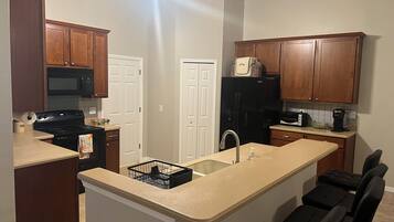 Een koelkast, een magnetron, een oven, een kookplaat