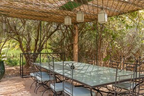 تناول الطعام بالخارج