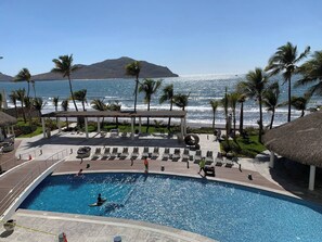 Outdoor pool - 🌴 Luxury Beachfront Apartment in Mazatlan's Golden Zone - Pool & Oceanfront (Mazatlán)