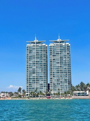 Exterior - 🌴 Luxury Beachfront Apartment in Mazatlan's Golden Zone - Pool & Oceanfront (Mazatlán)