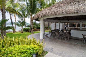 Outdoor dining - 🌴 Luxury Beachfront Apartment in Mazatlan's Golden Zone - Pool & Oceanfront (Mazatlán)