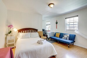 House (0 Bedroom) | Interior - 5 Mi to Dtwn Oakland: Studio w/ Shared Patio (Oakland)