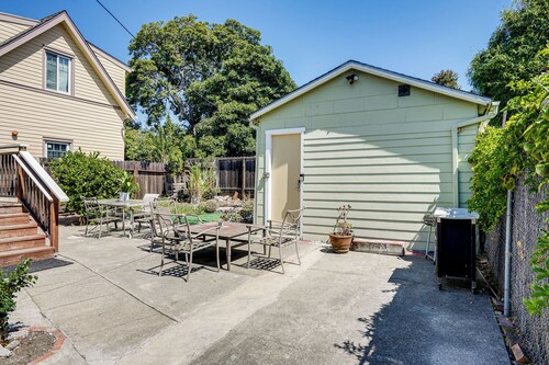 5 Mi to Dtwn Oakland: Studio w/ Shared Patio