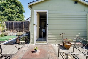 House (0 Bedroom) | Interior - 5 Mi to Dtwn Oakland: Studio w/ Shared Patio (Oakland)
