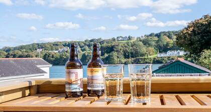 Glanafon - sleeps 4 guests in 2 bedrooms