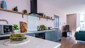 Refrigerador, microondas, horno y lavavajillas 
