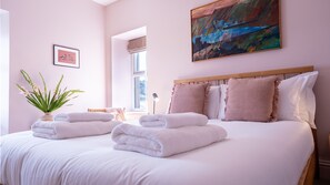 2 عدّة غرف نوم ومكواة/لوح كي وسرير سفر وواي فاي مجانًا