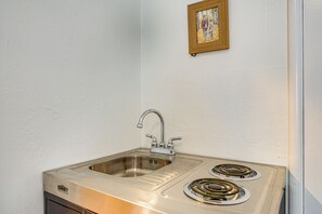 A kitchen with a stainless steel sink and two burners. - Serene Studio in SF Suburbs: Quiet + Cat Friendly! (Castro Valley)