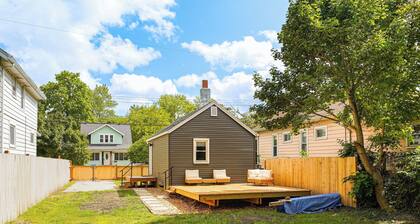3 Mi to Michigan State: Tiny Home w/ Deck!