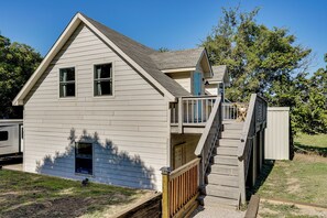 Apartment (0 Bedroom) | Interior - Couples Retreat on Farm: 6 Mi to Dwtn Weatherford! (Weatherford)
