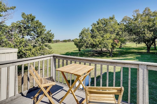 Couples Retreat on Farm: 6 Mi to Dwtn Weatherford!