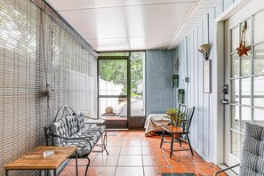 Interior - Screened Porch: Tampa Studio 4 Mi to Busch Gardens (Tampa)