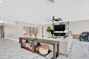 Smart TV, fireplace