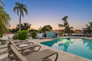 Una piscina al aire libre