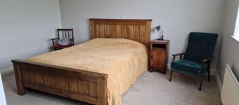 House - Sleeps 10 - Parking - 40 Mins to Dublin