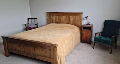 House - Sleeps 10 - Parking - 40 Mins to Dublin