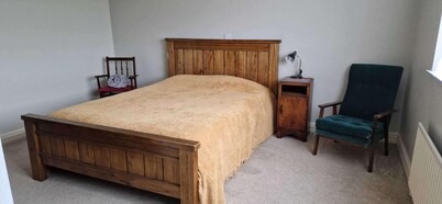 House - Sleeps 10 - Parking - 40 Mins to Dublin