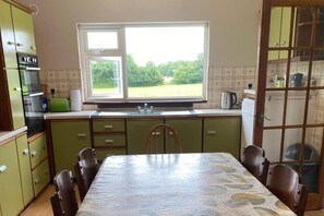 Fridge, microwave, oven, stovetop - House - Sleeps 10 - Parking - 40 Mins to Dublin (Baconstown)