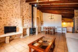 تلفزيون، مدفأة، تنس طاولة