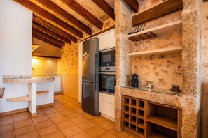 ثلاجة، ميكروويف، فرن، موقد طهي مسطح