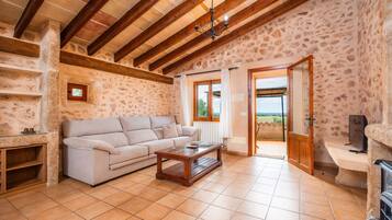 Una televisión, una chimenea, una mesa de tenis de mesa