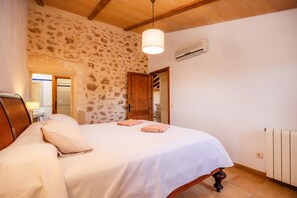 Iron/ironing board, WiFi, bed sheets - Apartment 'Graner' with Mountain View, Wi-Fi and Air Conditioning (Campos)